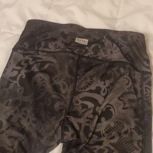 Super cute Nicole Miller Paisley black/ gray cutout ankle Size XSmall leggings